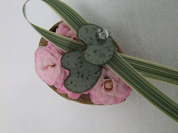 Bring a bit of the outside in and create a floral fridge magnet.